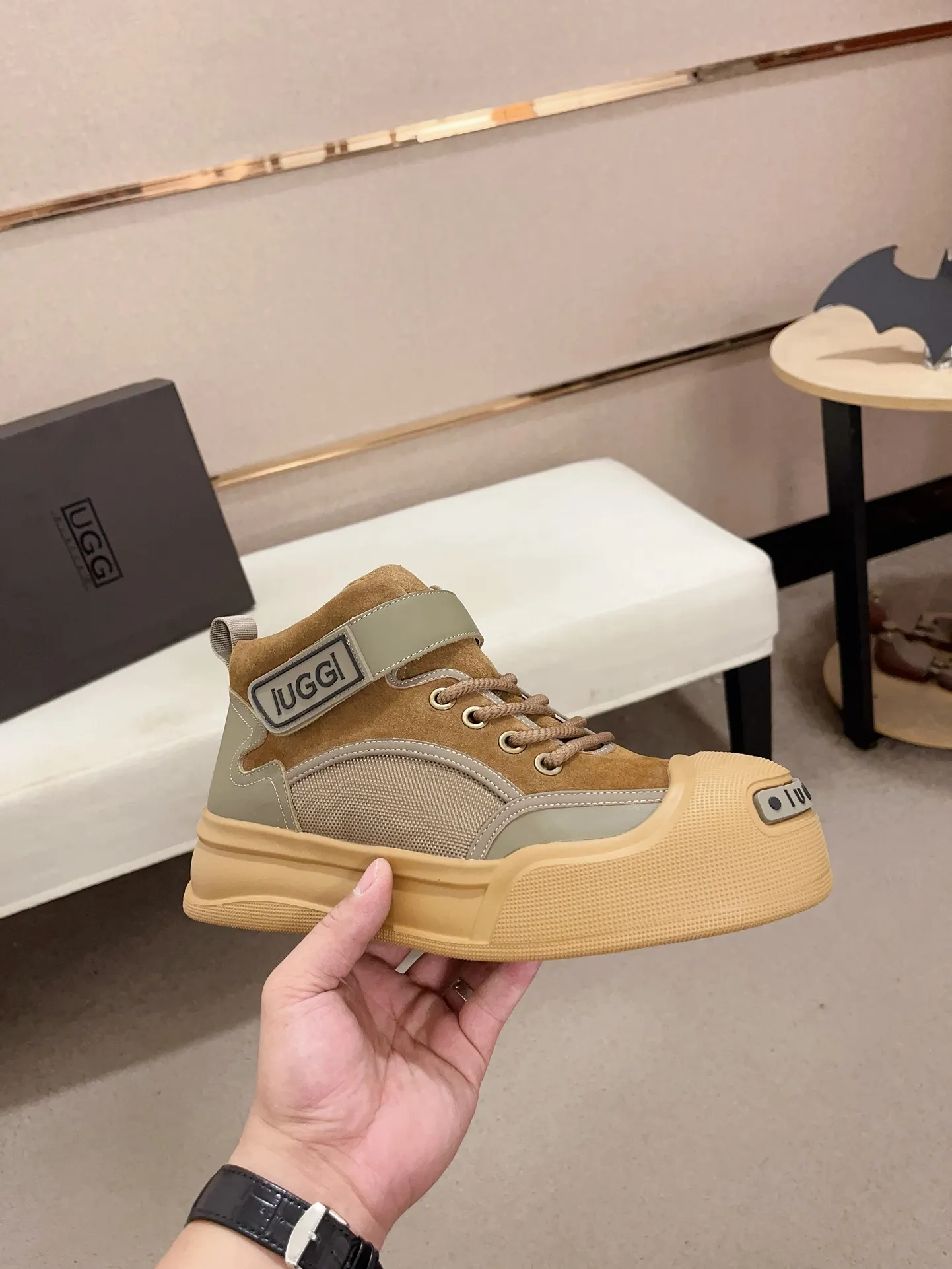 Factory Price: 380 Men's Men's Shoes💰North American Men's Shoes Ugg ☃️In the special sale of new high-quality men's shoes and snow boots in autumn and winter, the nemesis of extreme cold weather! Made of cowhide leather, merino wool lining, and original outsole, whether driving, outdoor or daily wear, there is always one that suits you! Code number 39-44